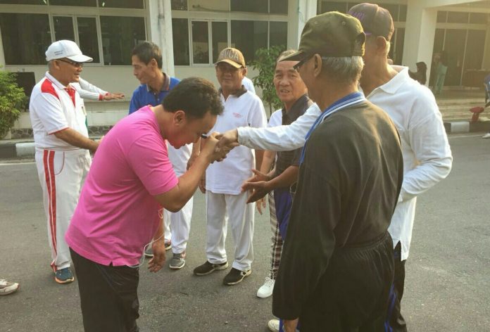 Gubernur Sugianto cium tangan pensiunan Pemprov sesaat hendak olahraga Jumat pagi di Kantor Gubernur