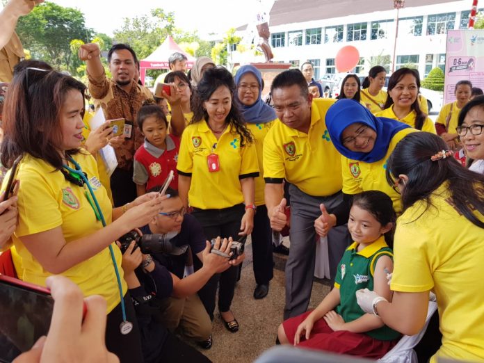 salah seorang anak tampak tenang saat diimunisasi MR di halaman kantor gubenur belum lama ini