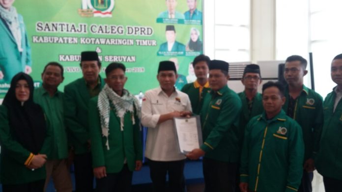 Ketua TKD, John Krisli menerima ikrar dukungan untuk Jokowi-Ma'ruf Amin saat Santiaji PPP di Sampit
