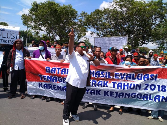 ratusan massa demo gubernur depan Istana Isen Mulang, tuntut batalkan evaluasi Tekon