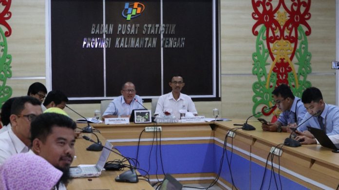 Kepala BPS Kalteng Yomin Tofri didampingi Kepala Bidang Statistik Distribusi Bambang Supriono