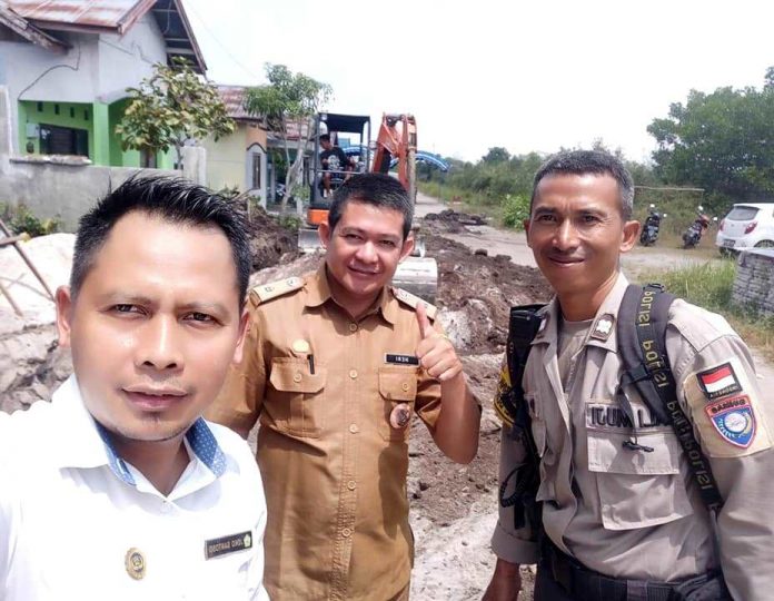 ketua RT 05 (kiri) dan pak Lurah (tengah)