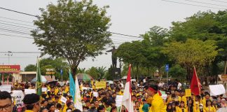 Usung Keranda, Mahasiswa UPR Minta DPRD Kalteng Keluar
