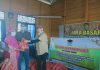 Ketua Yayasan H7N saat memberikan bantuan ke warga Bereng Bengkel