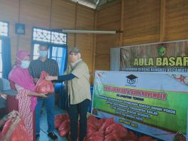 Ketua Yayasan H7N saat memberikan bantuan ke warga Bereng Bengkel