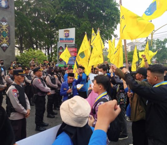 Lebih Dingin, Aksi PMII Kalteng Depan Mapolda Tuntut Pusat dan Pemda Kawal Kasus Plasma