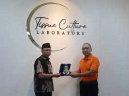 WR III ITSNUKA Bidang Kerjasama dan Kemahasiswaan Dr. M Roziqin dan General Manager PT. Mustika Sembuluh, Rafizuddin Jailani saling bertukar cinderamata usai sesi penerimaan kedatangan dan pemaparan pertama.